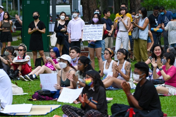 3일 싱가포르 스피커스 코너에 사형 반대 시위를 위해 모인 참가자들. 싱가포르 AFP 연합뉴스