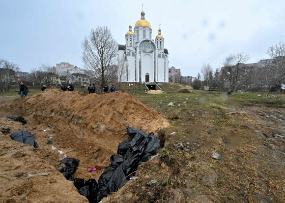 러군의 민간인 학살 의혹 키우는 우크라 집단매장지