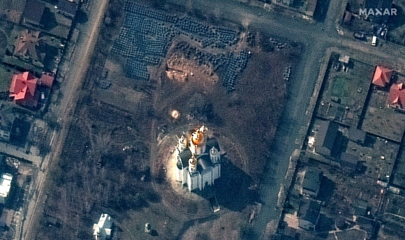 위성에 찍힌 우크라 민간인 시신 집단매장 터