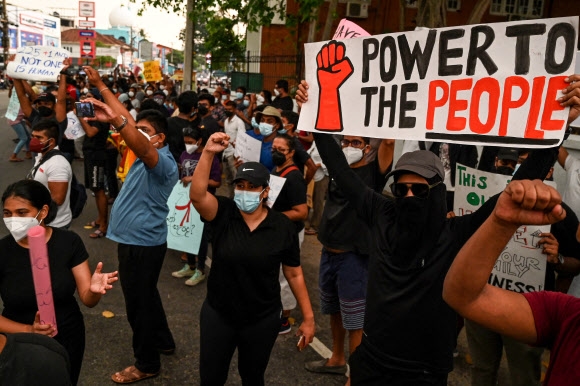 최악의 경제난을 겪는 스리랑카에서 반정부 시위가 격화되는 등 민심이 폭발하고 있다. AFP 연합뉴스