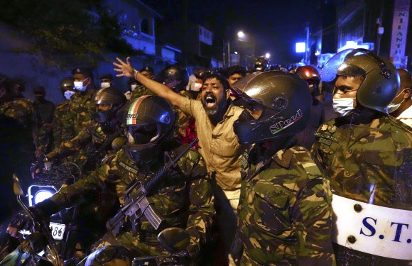 최악의 경제난을 겪는 스리랑카에서 반정부 시위가 격화되는 등 민심이 폭발하고 있다. AP 연합뉴스