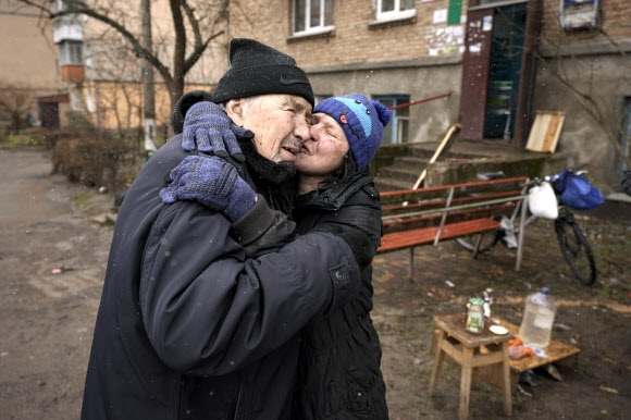 살아 있었구려  5주가량 러시아군에 점령됐다가 수복된 우크라이나 수도 키이우(키예프) 외곽 소도시 부차의 한 아파트 마당에서 3일(현지시간) 주민들이 얼싸안고 볼을 비비며 기뻐하고 있다. 이들은 지난달 24일 러시아 침공 이후 한 달 넘게 전기, 가스, 수돗물이 끊긴 채 생활해 왔다.  부차 AP 연합뉴스