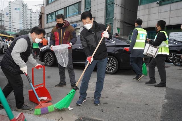 이승로(오른쪽) 서울 성북구청장이 지난달 24일 석관동에서 주민들과 함께 동네 대청소를 하고 있다. 성북구 제공