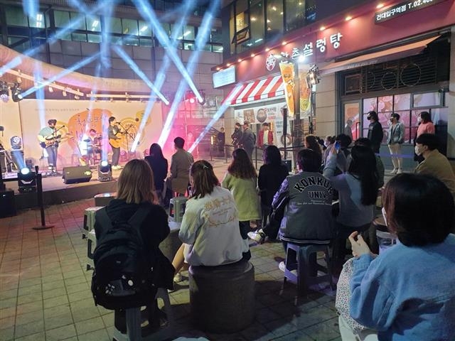 지난 1일 서울 광진구 건대입구역 청춘뜨락 야외공연장에서 열린 ‘청춘뜨락에 봄이 왔나봄, MZ세대와 함께하는 봄맞이 힐링공연’의 모습. 광진구 제공