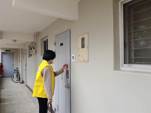 ‘똑똑똑 돌봄단’ 단원이 가정방문을 하고 있는 모습. 노원구 제공