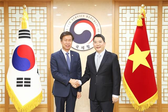 김대지(왼쪽) 국세청장, 카오아잉뚜언(오른쪽) 국세청장.