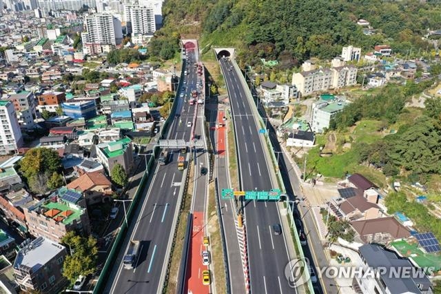 맨 오른쪽 차로를 이용해 진출하는 일반적인 방식과 달리 1차로를 통해 왼쪽으로 진출하도록 설계돼 7개월째 개통이 미뤄진 광주 지산IC 모습. 광주 연합뉴스