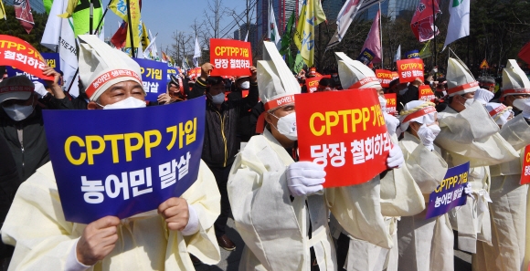 지난 4일 여의도 산업은행 앞에서 CPTPP 저지 농어민 총궐기 대회가 열리고 있다. 안주영 전문기자