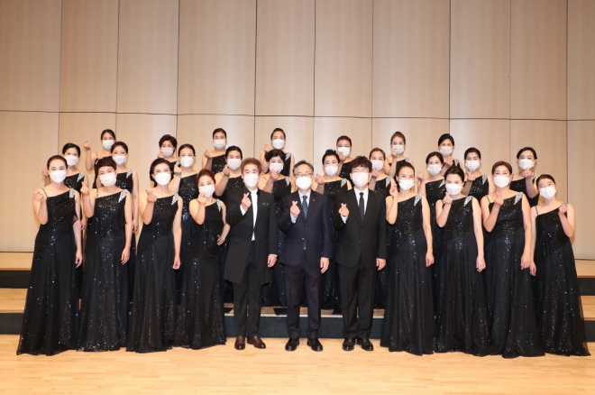 유성훈(앞줄 가운데) 금천구청장이 지난해 11월 제20회 정기연주회를 마친 금천구립여성합창단원들과 기념촬영을 하고 있다. 금천구청 제공