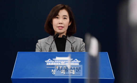 박경미 청와대 대변인이 5일 춘추관에서 임시국무회의 관련 브리핑을 하고 있다. 2022. 4. 5 박지환 기자
