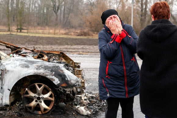 지난 1일 우크라이나 체르니히우 노바바산 마을에서 한 여성이 숨진 가족의 시신을 수습하고 있다. 2022.04.01 로이터 연합뉴스