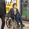 “열리지 않는 개찰구” 고민정·박홍근 등 휠체어로 국회 출근