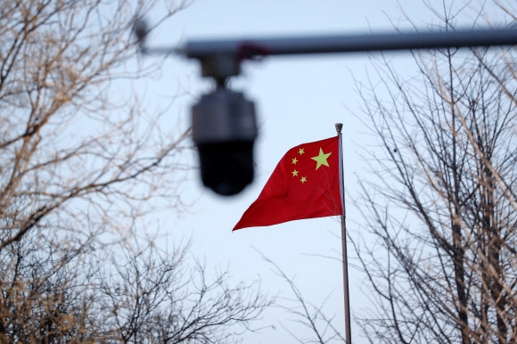 중국 베이징 제2중급인민법원 밖에 나부끼는 중국 국기. 사진은 기사 내용과 무관함. EPA 연합뉴스