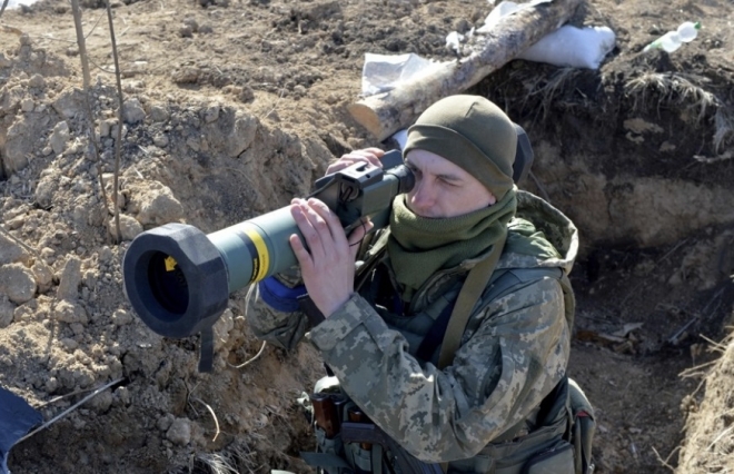 대전차 미사일 ‘재블린’ 겨누는 우크라이나 병사. AFP 연합뉴스 자료사진