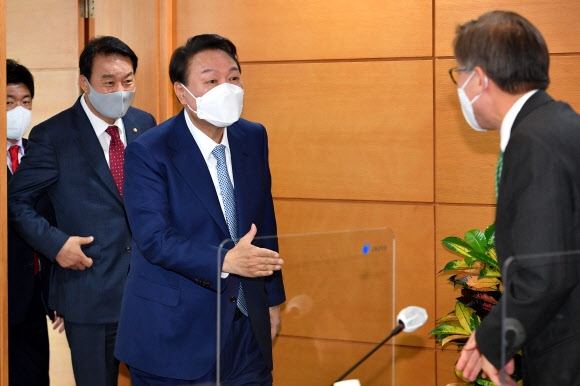 윤석열 대통령 당선인이 6일 오후 서울 종로구 통의동 제20대 대통령직인수위원회에서 열린 시·도지사 간담회에서 박형준 부산시장과 인사하고 있다. 인수위사진기자단