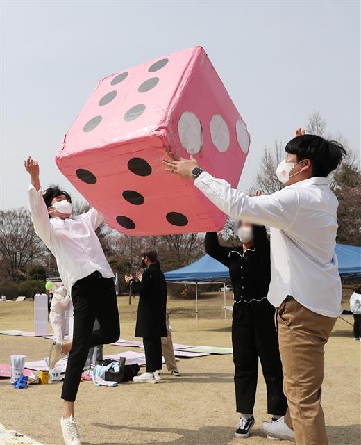 6일 경기 수원 영통구 아주대에서 열린 봄 축제 ‘봄을 담아주’에 참여한 학생들이 대형 주사 위로 놀이를 즐기고 있다. 뉴스1