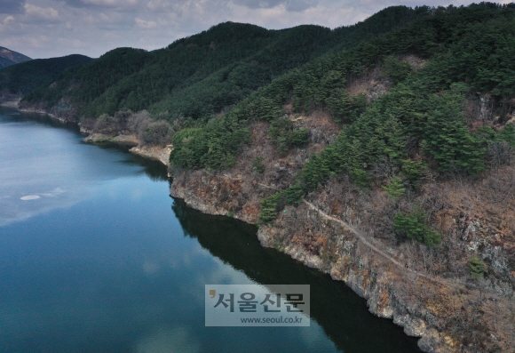 낙동강변의 마분산 바위 절벽 사이로 난 남지개비리길. 조선시대 고지도에도 나올 만큼 유서 깊은 옛길이다.