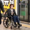 고민정 휠체어 출근에 이준석 “평소 지하철부터 이용하시라”(종합)