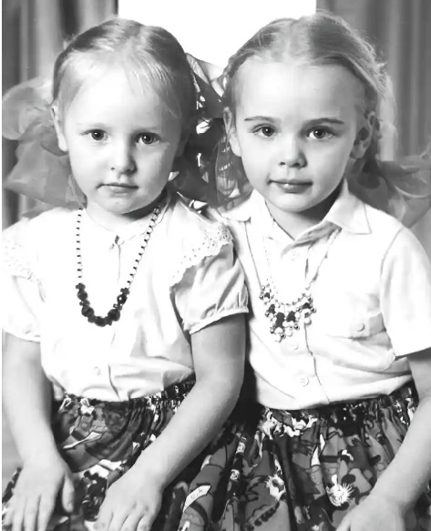 드레스덴에서 찍은 푸틴 대통령의 두 딸 마리아와 예카테리나. 가디언 캡처