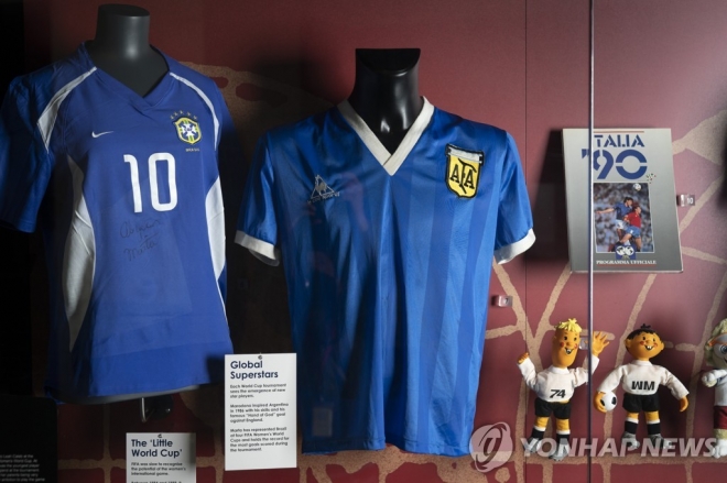 영국 국립축구박물관에 전시 중인 고 마라도나의 1986년 멕시코월드컵  당시의 유니폼.