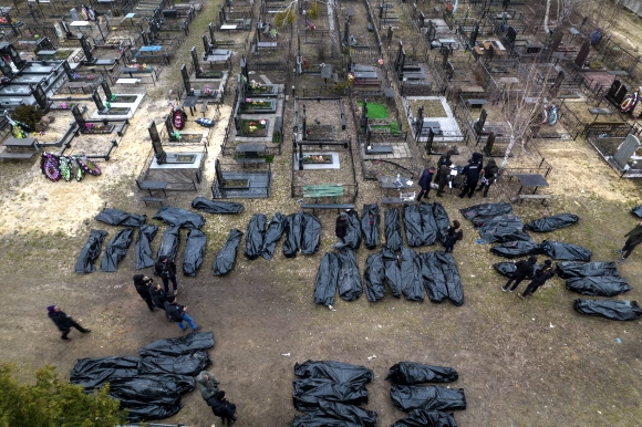 부차 민간인 희생자들 신원확인 하는 우크라 경찰