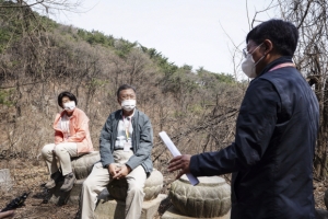 문 대통령 부부 앉은 절터 초석 논란에…조계종 측 “문화재청장·국민소통수석 사퇴하라”