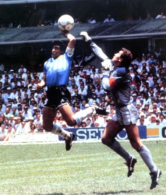 디에고 마라도나(왼쪽)가 1986년 멕시코월드컵 잉글랜드와의 준준결승에서 ‘신의 손’으로 골을 넣고 있는 모습. 서울신문 DB