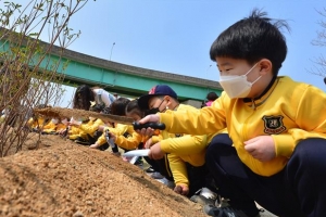 우리 같이 쑥쑥 자라자