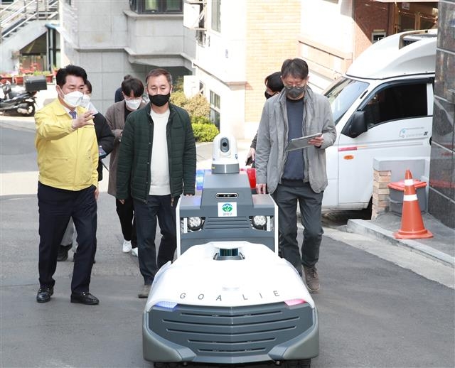 박준희(왼쪽) 관악구청장이 지난 5일 서울 관악구 서림동 해태어린이공원에서 순찰로봇 운행 현장을 살피고 있다. 관악구 제공