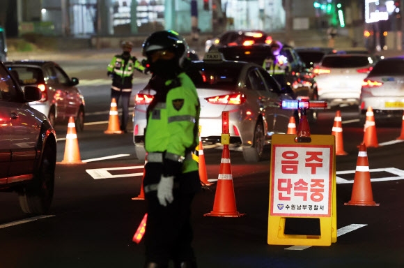 8일 오후 경기 수원시 팔달구 인계동 일대 도로에서 경찰이 음주 운전 단속을 하고 있다.          경기남부경찰청 제공