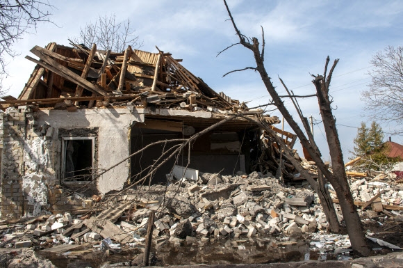 이달 8일(현지시간) 우크라이나 하르키우서 포격 탓에 부서진 개인 건물이다. EPA연합뉴스, 우크라이나 공보실 제공