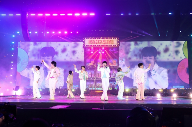 8일(현지시간) 그룹 방탄소년단(BTS)의 ‘퍼미션 투 댄스 온 스테이지 - 라스베이거스’가 열린 미국 라스베이거스 얼리전트 스타디움에서 멤버들이 공연하고 있다. 빅히트 제공