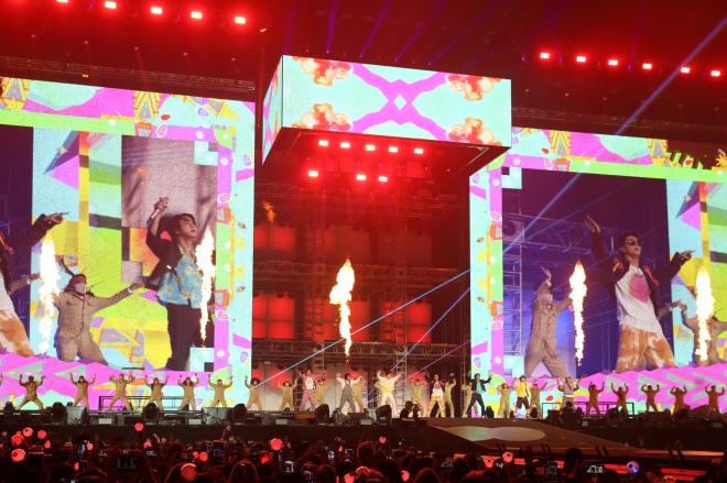 8일(현지시간) 그룹 방탄소년단(BTS)의 ‘퍼미션 투 댄스 온 스테이지 - 라스베이거스’가 열린 미국 라스베이거스 얼리전트 스타디움에서 멤버들이 공연하고 있다. 빅히트 제공
