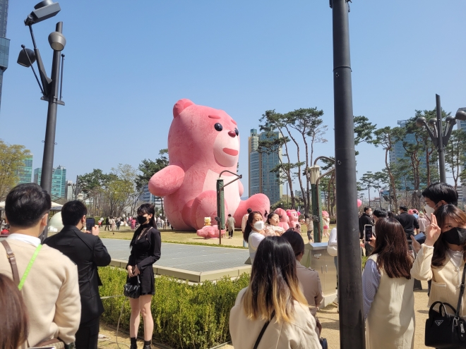 10일 서울 잠실 롯데월드타워 잔디공장에 설치된 벨리곰. 최영권 기자