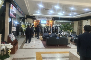 ‘잘 다녀오라 했는데’...순직 해경 합동분향소 친척·동료·시민 조문 행렬