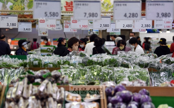 장보기 겁나는 밥상물가 소비자물가가 크게 올라 밥상 물가에 비상이 걸린 가운데 10일 서울 시내 한 대형마트 식품 코너에서 소비자들이 장을 보고 있다. 박윤슬 기자