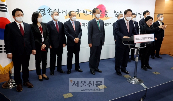 윤석열 대통령 당선인이 10일 오후 서울 종로구 통의동 대통령직인수위원회 기자회견장에서 추경호(왼쪽에서 4번째) 경제부총리 겸 기획재정부 장관 후보자를 비롯한 8개 부처의 장관 후보자 인선을 발표하고 있다.  국내외적 복합 경제위기 속에서 새정부 1기 경제정책을 책임진 추경호 경제침의 임무가 어느 때보다 무겁다는 지적이다.     오장환 기자