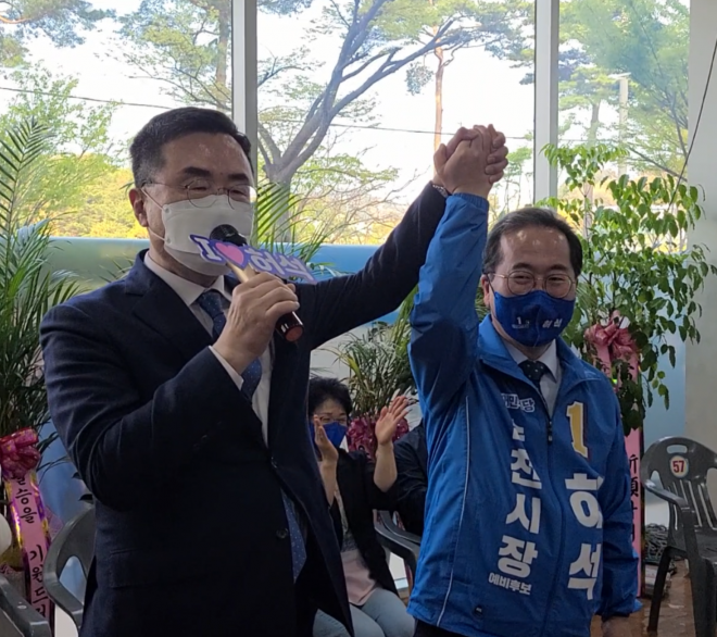 소병철 국회의원이 허석 순천시장 예비후보의 손을 굳게 잡으며 인사말을 하고 있다.