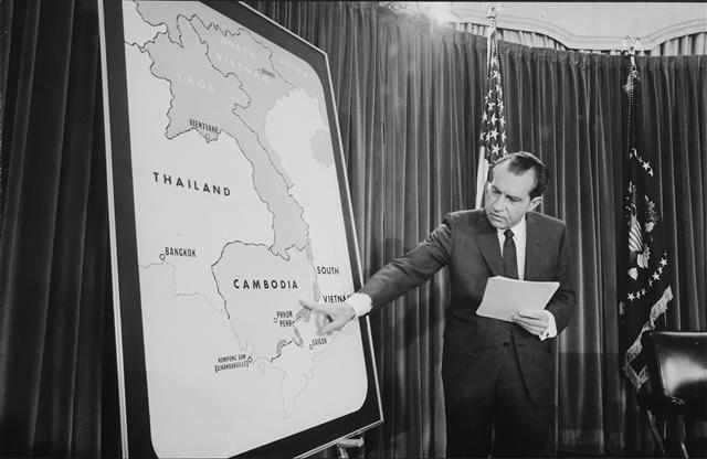 닉슨이 캄보디아 작전을 설명하고 있다.