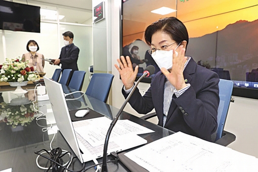 김미경 은평구청장이 지난달 11일 온라인으로 진행된 신규 공무원 대상 기본교육에서 직원들에게 손을 들어 인사하고 있다. 은평구 제공