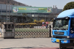 교문 앞 화물트럭 ‘쌩쌩’… 매연 속 뛰노는 아이들 [새벽·총알배송의 역습<상>]