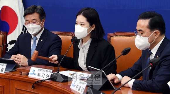 11일 국회에서 열린 더불어민주당 비상대책위원회의에서 박지현 공동비상대책위원장이 속개를 선언 하고 있다. 2022.04.11 정연호 기자