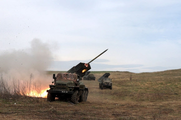 우크라이나군이 10일(현지시간) 돈바스 지역의 루간스크 인근에서 러시아군 진지를 향해 다연장로켓포 BM-21 ‘그라드’를 발사하고 있다. AFP 연합뉴스