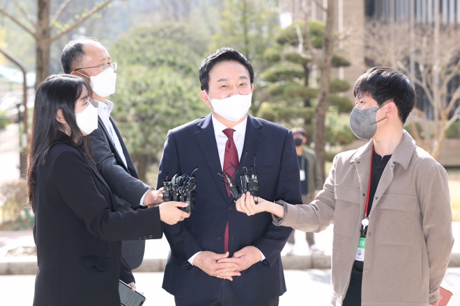 원희룡 국토부 장관 후보자가 11일 과천정부청사에 첫 출근하고 있다. 국토부 제공