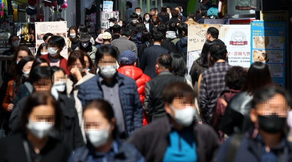지난 4월 8일 서울 명동에서 시민들이 마스크를 쓰고 이동하고 있다. 2022.4.8 연합뉴스