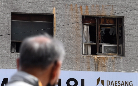 11일 오전 6시33분쯤 서울 영등포구의 한 고시원에서 화재가 발생해 창문이 검게 그을리고 깨져 있다. 2022. 4. 11