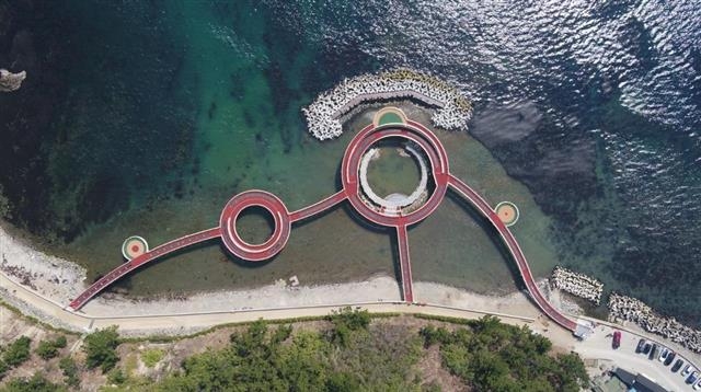 경북 포항시가 시내 여남동 일대에 해양문화공간을 조성하는 사업의 하나로 건설한 해상 스카이워크가 13일 본격 운영을 앞두고 모습을 드러냈다. 작은 사진은 강원 춘천시가 2015년 설치한 의암호 스카이워크. 포항시·춘천시 제공