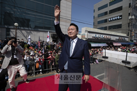 윤석열 대통령 당선인이 11일 오후 경북 상주시 상주 중앙시장을 방문해 당선인을 맞이하러 나온 시민들의 환호에 손을 들어 화답하고 있다. 2022.04.11 정연호 기자