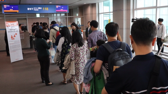 인천공항 보안검색대. 국토교통부는 2027년까지 보안검색을 ‘워크 스루’ 빙식으로 개선하는 내용의 3차 항공보안 기본계획을 마련했다고 12일 밝혔다.