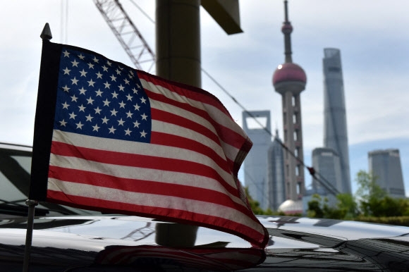 중국 상하이의 미국 영사관 자동차에 미국 국기가 휘날리는 모습. 2019.7.31 AFP 연합뉴스